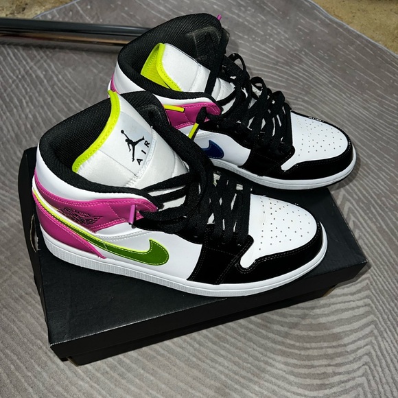 Air Jordan 1 Mid SE “Voltage” - Picture 2 of 6